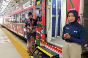Penumpang memadati Stasiun Madiun saat angkutan Lebaran 2026