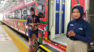 Penumpang memadati Stasiun Madiun saat angkutan Lebaran 2026