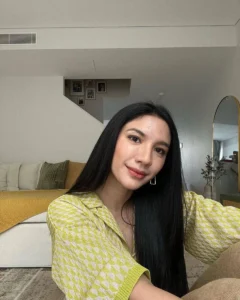 10 Gaya Foto Selfie Kekinian ala Selebgram, Panduan Praktis untuk TikTok dan Instagram