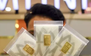 emas batangan Antam dengan harga emas Antam hari ini turun