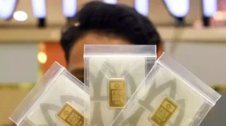 emas batangan Antam dengan harga emas Antam hari ini turun