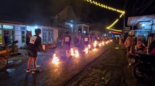 Pencak obor pitu likuran di Dusun cawang, Desa Benelan Kidul, Singojuruh, kabupaten Banyuwangi