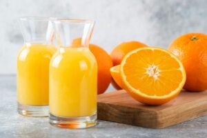 segelas jus jeruk segar kaya vitamin C