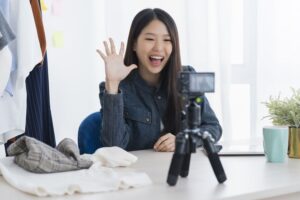 Ilustrasi kreator membuat hook konten video di media sosial