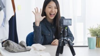 Ilustrasi kreator membuat hook konten video di media sosial