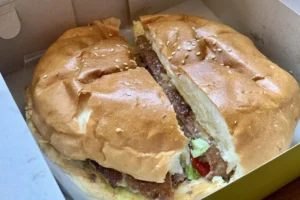Burger Aldi Taher viral dengan antrean panjang di gerai Aldi's Burger Cempaka Putih