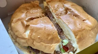 Burger Aldi Taher viral dengan antrean panjang di gerai Aldi's Burger Cempaka Putih