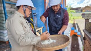 Anggota DPR meninjau stok beras di gudang Bulog Banyuwangi