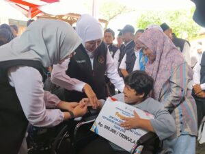 Gubernur Khofifah menyerahkan bantuan sosial di Banyuwangi