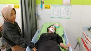 Pemotor tertimpa pohon tumbang Desa Genteng Wetan, Kecamatan Genteng, Banyuwangi