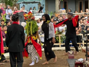Penari Seblang Olehsari Banyuwangi saat ritual berlangsung