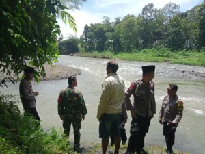 Tim SAR melakukan pencarian korban hanyut di sungai
