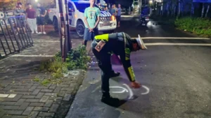 Polisi melakukan olah TKP kecelakaan di Jalan Pajajaran Banyuwangi
