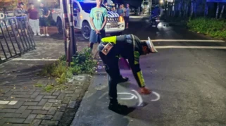 Polisi melakukan olah TKP kecelakaan di Jalan Pajajaran Banyuwangi
