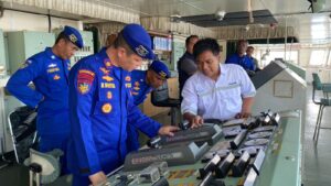 Petugas Satpolairud memeriksa keselamatan kapal di Pelabuhan Tanjung Wangi