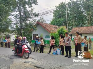 Perhutani KPH Telawa dan Saka Wanabakti berbagi takjil