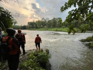 Tim SAR melakukan pencarian korban hanyut di sungai