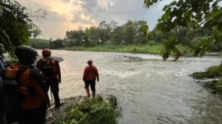 Tim SAR melakukan pencarian korban hanyut di sungai