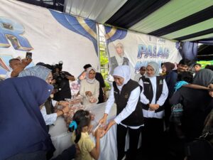 Warga membeli sembako di Pasar Murah Kalibaru Banyuwangi