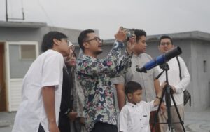 Siswa Smamita mengamati parade enam planet di rooftop