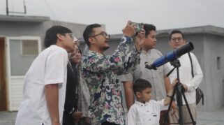 Siswa Smamita mengamati parade enam planet di rooftop