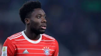 Alphonso Davies Kembali Cedera Hamstring: Dampak pada Bayern dan Piala Dunia 2026