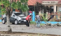 Angin Kencang Runtuhkan Pohon Jaranan, Jalan Kertosono‑Lengkong Tertutup