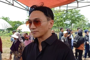 Anji Antar Ibunda ke Peristirahatan Terakhir di TPU Mangun Jaya, Bekasi