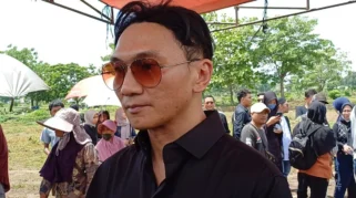 Anji Antar Ibunda ke Peristirahatan Terakhir di TPU Mangun Jaya, Bekasi