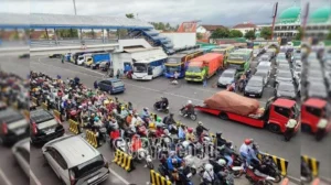 Antrean Kendaraan di Pelabuhan Ketapang Memanjang hingga Enam Jam Menjelang Lebaran
