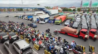 Antrean Kendaraan di Pelabuhan Ketapang Memanjang hingga Enam Jam Menjelang Lebaran