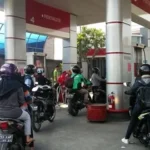 Antrean Panjang di Beberapa SPBU Jakarta Usai Isu Kenaikan Harga BBM
