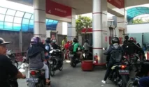 Antrean Panjang di Beberapa SPBU Jakarta Usai Isu Kenaikan Harga BBM