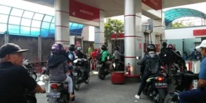 Antrean Panjang di Beberapa SPBU Jakarta Usai Isu Kenaikan Harga BBM