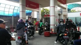 Antrean Panjang di Beberapa SPBU Jakarta Usai Isu Kenaikan Harga BBM