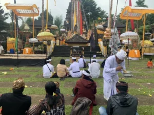 Asal‑Usul dan Makna Tradisi Sembahyang di Pura Agung