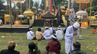 Asal‑Usul dan Makna Tradisi Sembahyang di Pura Agung