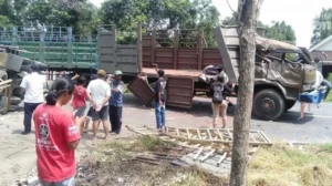 Atap Kanopi Pasar Ploso Jombang Runtuh, Dua Motor Tertimpa Tanpa Korban Jiwa