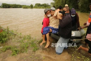 Banjir Membanjiri Dusun Pojok Jombang, Air Mencapai Ketinggian Paha
