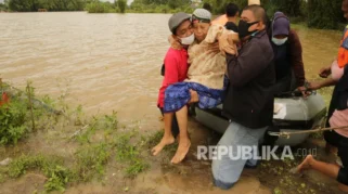 Banjir Membanjiri Dusun Pojok Jombang, Air Mencapai Ketinggian Paha