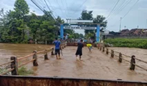 Banjir Tahunan di Dusun Bandaran, Pasuruan Memaksa Warga Tinggal di Tenda BPBD