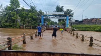 Banjir Tahunan di Dusun Bandaran, Pasuruan Memaksa Warga Tinggal di Tenda BPBD