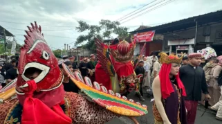 Arak-arakan Barong Ider Bumi di Desa Kemiren Banyuwangi