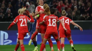 Bayern Munich Women Edge Manchester United 3-2 in Champions League Quarterโfinal First Leg
