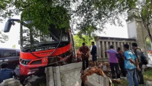 Bus Ringsek di Jembatan Jurug Surakarta Akibat Motor Berhenti di Tengah Jalan, Empat Luka