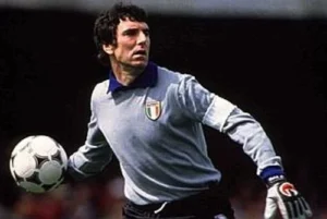 Dino Zoff: Legenda Kiper Italia yang Meningkatkan Standar Sepak Bola Dunia