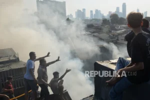 Dua Kebakaran Terjadi di Jakarta dan Bandung, Penyebab Gas Bocor dan Penyebab Belum Diketahui
