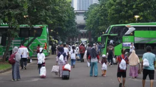 Dua Mahasiswi DIY Berjuang Mudik Lebaran Lewat Bus Meski Ekonomi Sulit