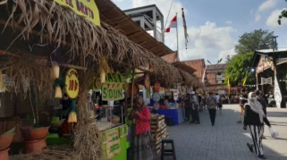 Fadli Zon Borong Barang Lawasan di Pasar Kangen Yogya