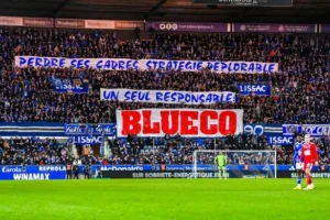 Fans Chelsea dan Strasbourg Bersatu Protes BlueCo Menjelang Laga Manchester United